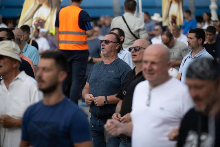 Prosvjednici stali nasuprot moliteljima: 'Rađat ću kad i ako želim'