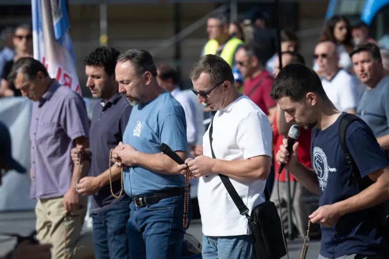 Prosvjednici stali nasuprot moliteljima: 'Rađat ću kad i ako želim'