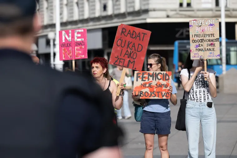 Prosvjednici stali nasuprot moliteljima: 'Rađat ću kad i ako želim'