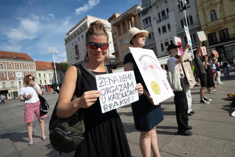 Prosvjednici stali nasuprot moliteljima: 'Rađat ću kad i ako želim'