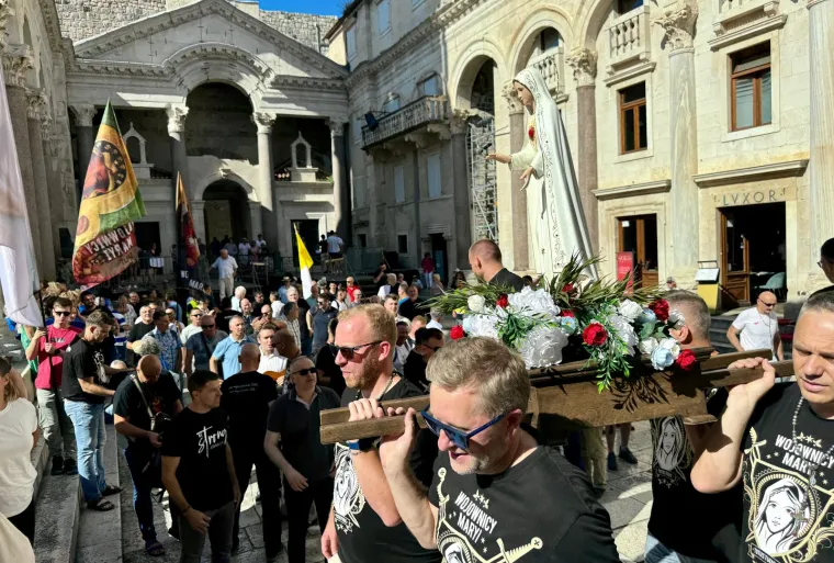 Prosvjednici stali nasuprot moliteljima: 'Rađat ću kad i ako želim'
