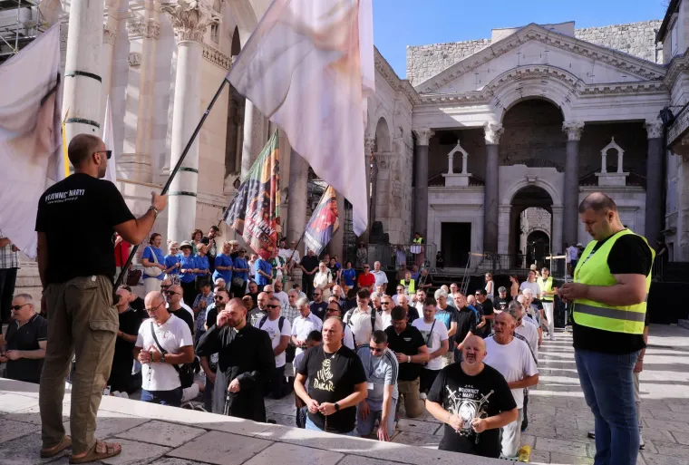 Prosvjednici stali nasuprot moliteljima: 'Rađat ću kad i ako želim'