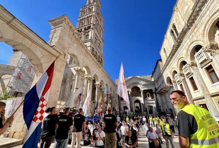 Prosvjednici stali nasuprot moliteljima: 'Rađat ću kad i ako želim'