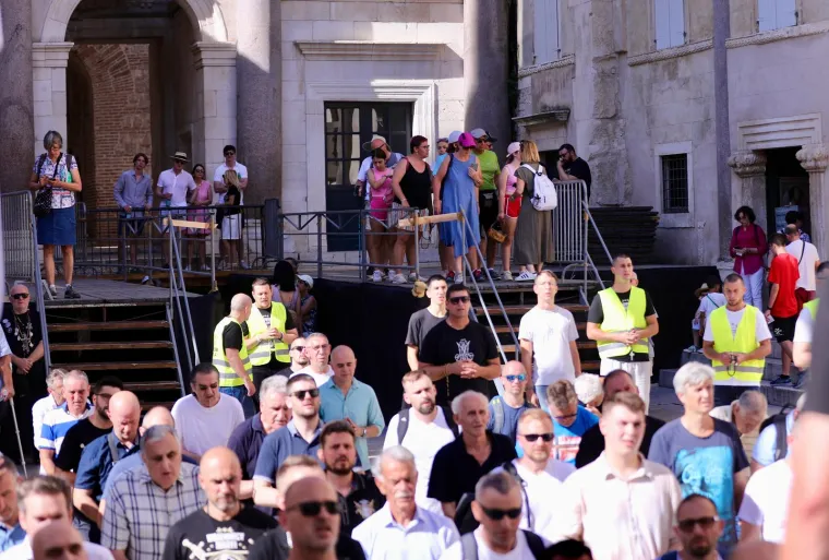 Prosvjednici stali nasuprot moliteljima: 'Rađat ću kad i ako želim'