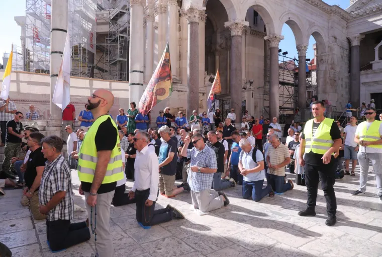 Prosvjednici stali nasuprot moliteljima: 'Rađat ću kad i ako želim'