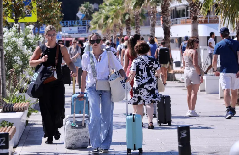 Split krcat turistima: Zgodne strankinje plijene pažnju na svakom koraku