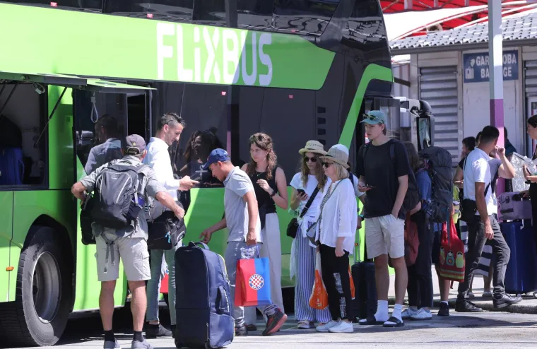 Split krcat turistima: Zgodne strankinje plijene pažnju na svakom koraku