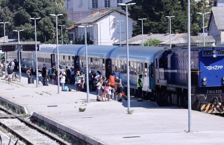 Split krcat turistima: Zgodne strankinje plijene pažnju na svakom koraku