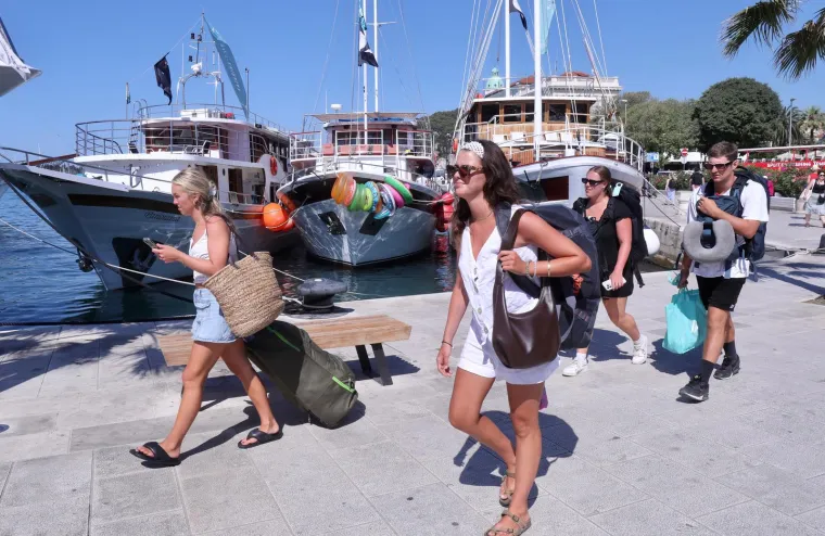 Split krcat turistima: Zgodne strankinje plijene pažnju na svakom koraku