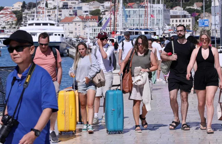 Split krcat turistima: Zgodne strankinje plijene pažnju na svakom koraku