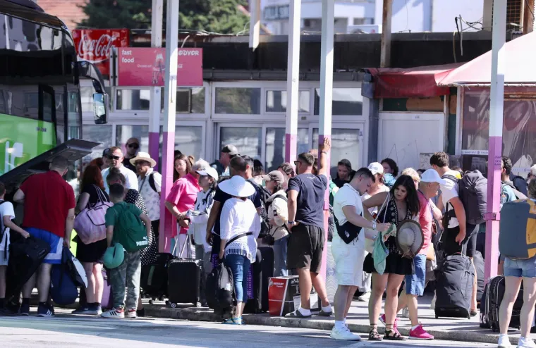 Split krcat turistima: Zgodne strankinje plijene pažnju na svakom koraku