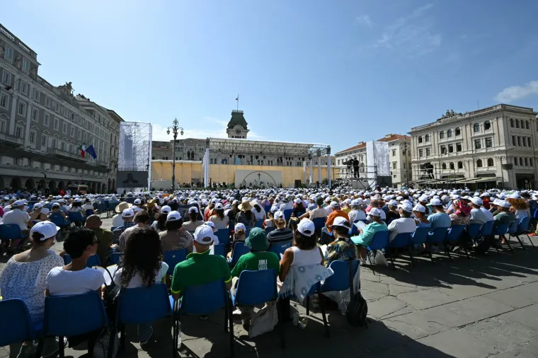 Oduševljenje u Trstu: Papa Franjo doletio helikopterom, dočekali su ga kao pravu filmsku zvijezdu