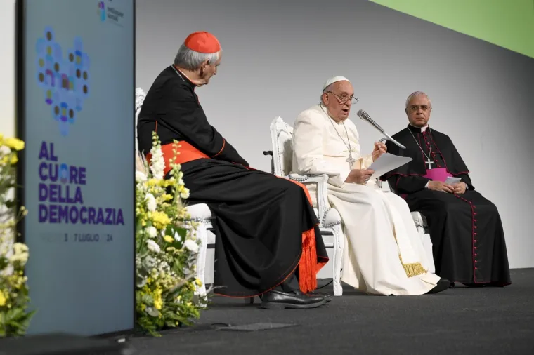Oduševljenje u Trstu: Papa Franjo doletio helikopterom, dočekali su ga kao pravu filmsku zvijezdu