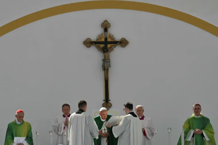 Oduševljenje u Trstu: Papa Franjo doletio helikopterom, dočekali su ga kao pravu filmsku zvijezdu