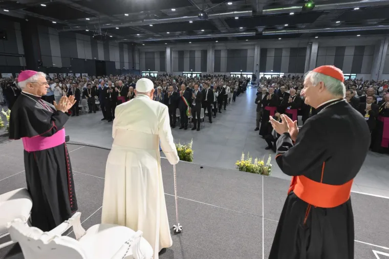 Oduševljenje u Trstu: Papa Franjo doletio helikopterom, dočekali su ga kao pravu filmsku zvijezdu