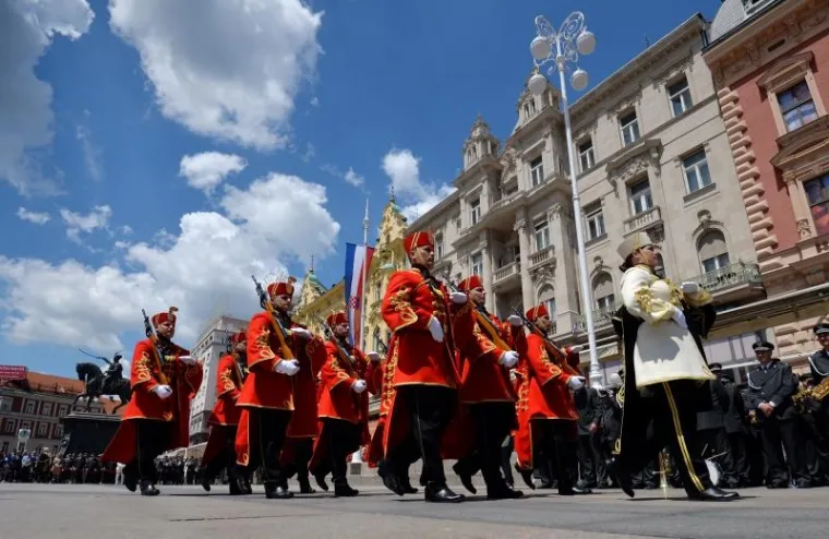 SPEKTAKL NA TRGU: Počasno zaštitna bojna Hrvatske vojske održala ceremoniju Velike smjene straže