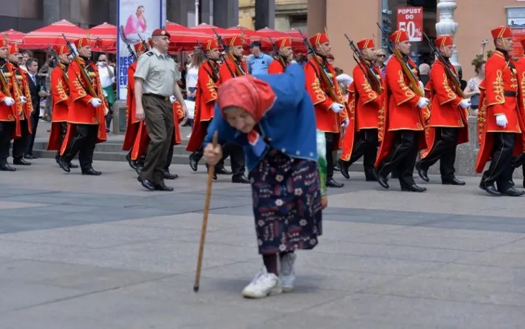 SPEKTAKL NA TRGU: Počasno zaštitna bojna Hrvatske vojske održala ceremoniju Velike smjene straže