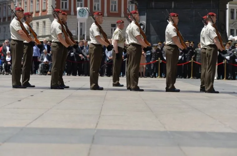 SPEKTAKL NA TRGU: Počasno zaštitna bojna Hrvatske vojske održala ceremoniju Velike smjene straže