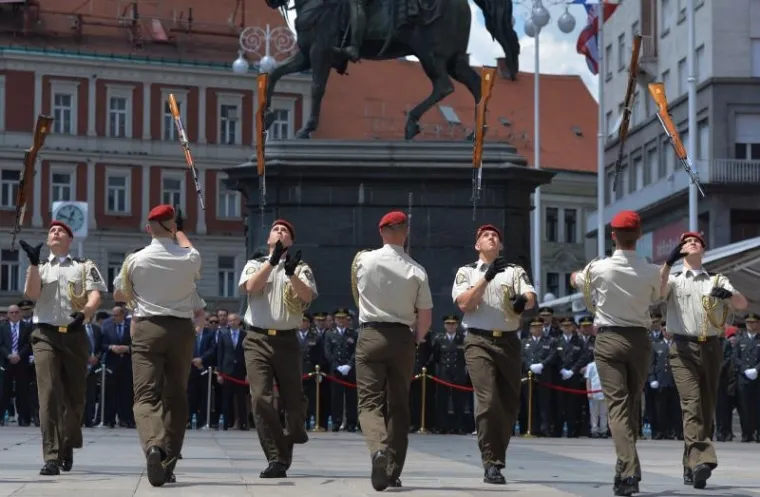 SPEKTAKL NA TRGU: Počasno zaštitna bojna Hrvatske vojske održala ceremoniju Velike smjene straže