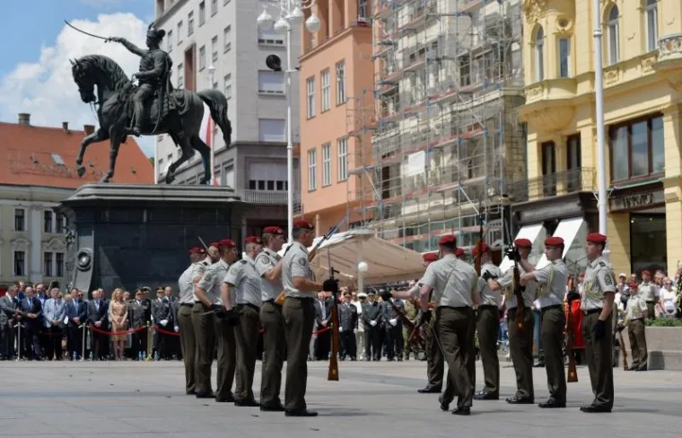 SPEKTAKL NA TRGU: Počasno zaštitna bojna Hrvatske vojske održala ceremoniju Velike smjene straže