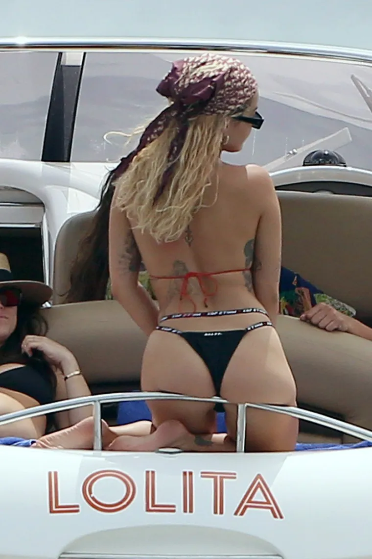 KOSOVSKA PJEVAČICA UHVAĆENA U NEZGODNOJ POZI: Rita Ora na odmoru zaboravila na paparazze