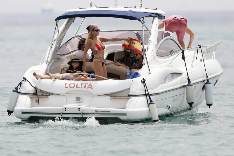 KOSOVSKA PJEVAČICA UHVAĆENA U NEZGODNOJ POZI: Rita Ora na odmoru zaboravila na paparazze