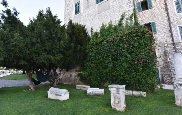 GENIJALNO! Dvoje domišljatih turista našlo besplatan, a udoban smještaj u samom centru Šibenika