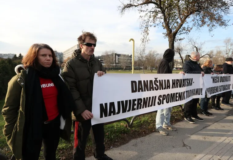 NA SUPROTNOJ STRANI: Prosvjed prije svečanosti otkrivanja spomenika Franji Tuđmanu
