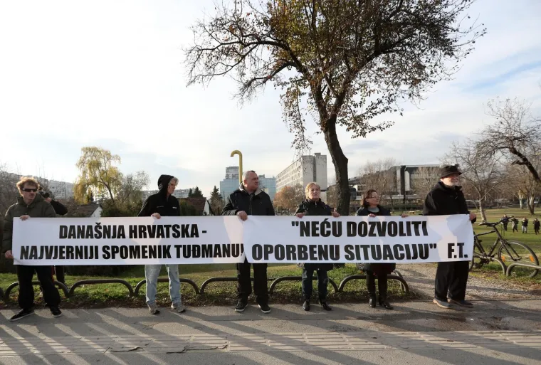 NA SUPROTNOJ STRANI: Prosvjed prije svečanosti otkrivanja spomenika Franji Tuđmanu