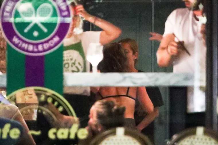 SEKSI WIMBLEDONSKA POBJEDNICA SNIMLJENA U RAZUZDANOJ ZABAVI: Izvela je striptiz u centru Praga