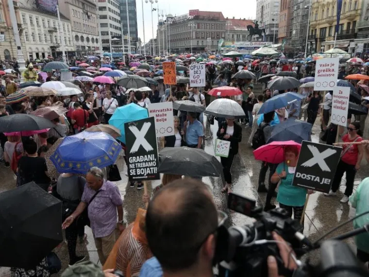PROSVJED PODRŠKE OBRAZOVNOJ REFORMI: Kiša odgodila prosvjednu šetnju, ali ljudi nisu posustali