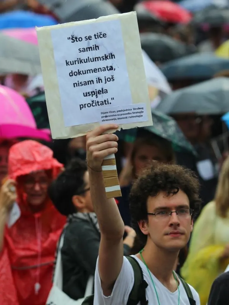PROSVJED PODRŠKE OBRAZOVNOJ REFORMI: Kiša odgodila prosvjednu šetnju, ali ljudi nisu posustali