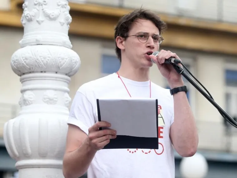 PROSVJED PODRŠKE OBRAZOVNOJ REFORMI: Kiša odgodila prosvjednu šetnju, ali ljudi nisu posustali
