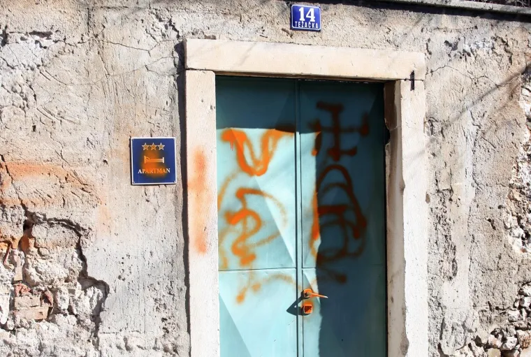 OSVANULI GRAFITI NA ULAZNIM VRATIMA OBITELJSKE KUĆE HRVOJA ZEKANOVIĆA: Iscrtani su ustaški znak i kukasti križ