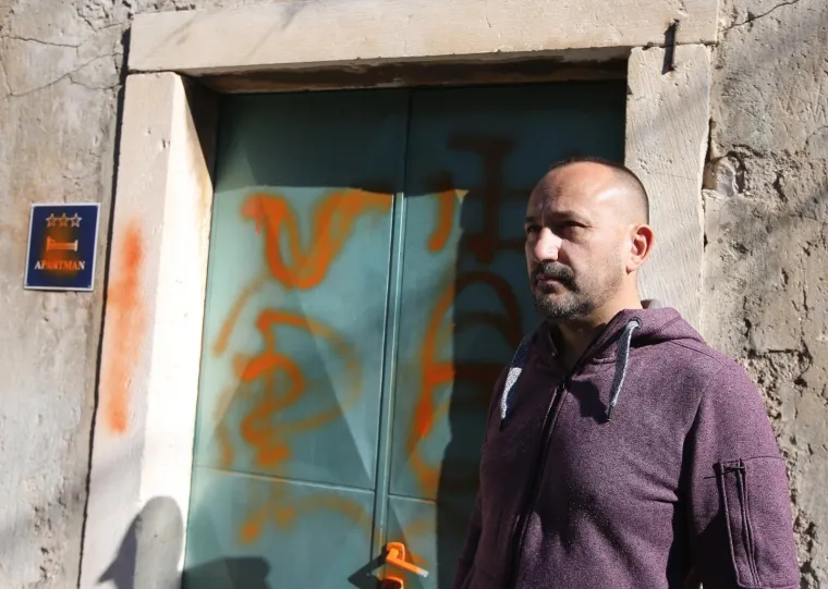 OSVANULI GRAFITI NA ULAZNIM VRATIMA OBITELJSKE KUĆE HRVOJA ZEKANOVIĆA: Iscrtani su ustaški znak i kukasti križ