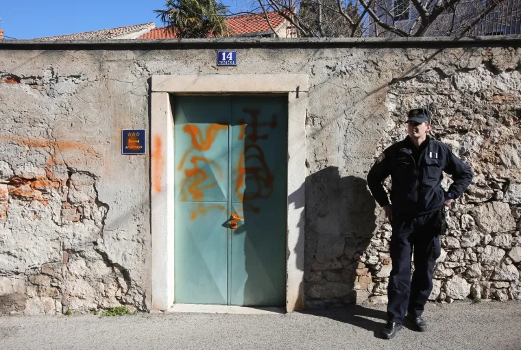 OSVANULI GRAFITI NA ULAZNIM VRATIMA OBITELJSKE KUĆE HRVOJA ZEKANOVIĆA: Iscrtani su ustaški znak i kukasti križ