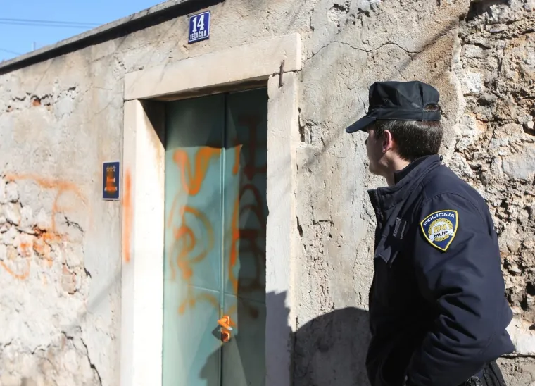 OSVANULI GRAFITI NA ULAZNIM VRATIMA OBITELJSKE KUĆE HRVOJA ZEKANOVIĆA: Iscrtani su ustaški znak i kukasti križ