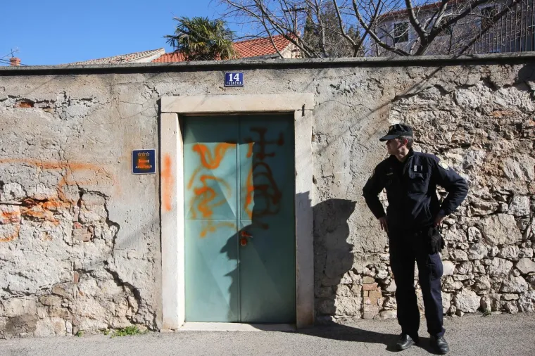 OSVANULI GRAFITI NA ULAZNIM VRATIMA OBITELJSKE KUĆE HRVOJA ZEKANOVIĆA: Iscrtani su ustaški znak i kukasti križ