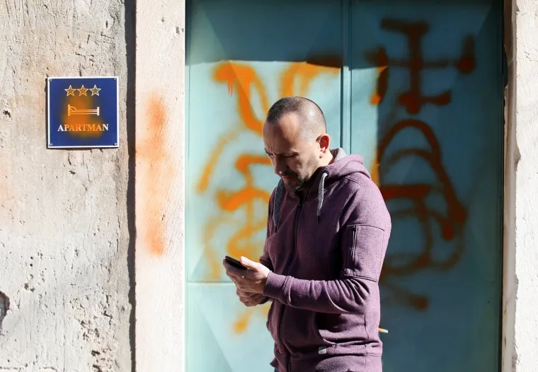 OSVANULI GRAFITI NA ULAZNIM VRATIMA OBITELJSKE KUĆE HRVOJA ZEKANOVIĆA: Iscrtani su ustaški znak i kukasti križ