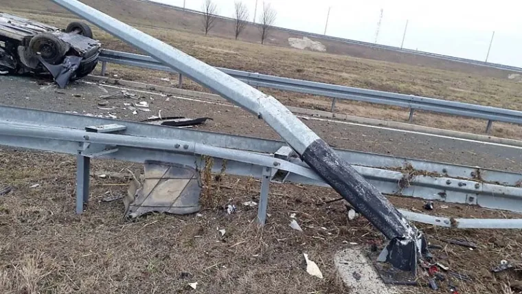 TEŠKA NESREĆA KOD OSIJEKA: Vatrogasci spašavaju ozlijeđenog vozača iz uništenog automobila