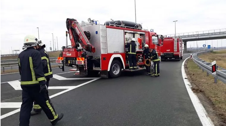 TEŠKA NESREĆA KOD OSIJEKA: Vatrogasci spašavaju ozlijeđenog vozača iz uništenog automobila