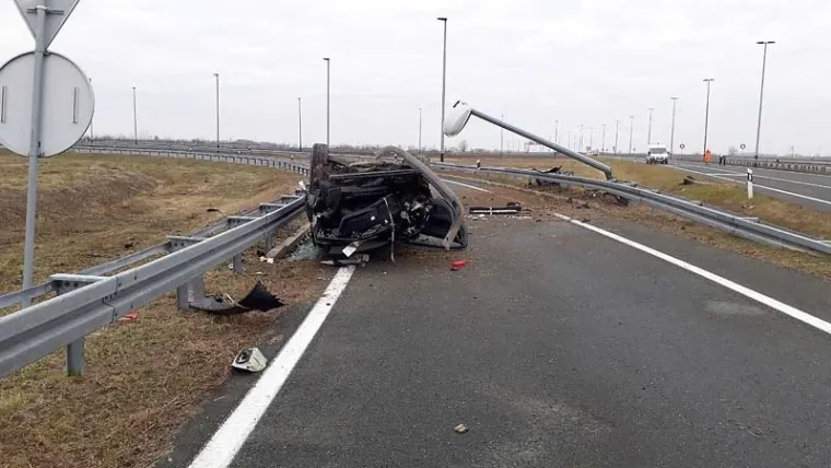 TEŠKA NESREĆA KOD OSIJEKA: Vatrogasci spašavaju ozlijeđenog vozača iz uništenog automobila