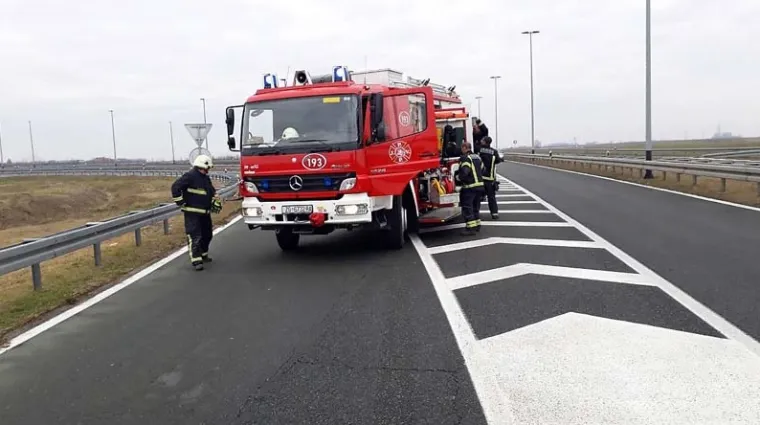 TEŠKA NESREĆA KOD OSIJEKA: Vatrogasci spašavaju ozlijeđenog vozača iz uništenog automobila