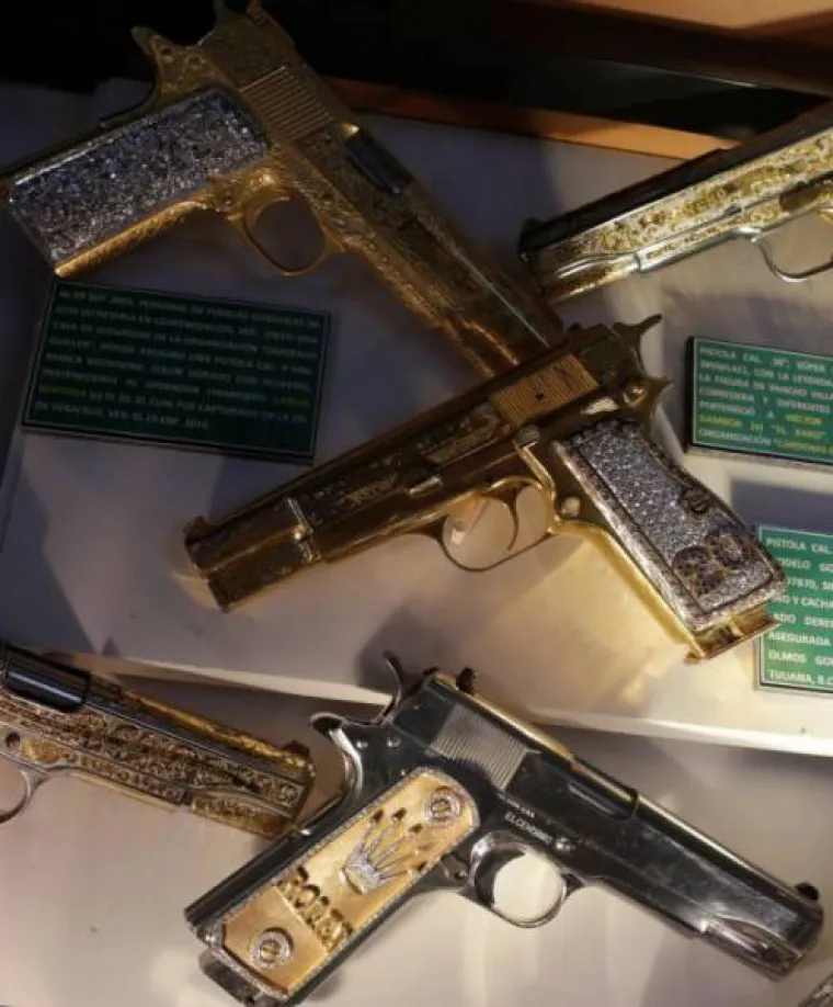 ZAŠTO MAFIJAŠI OBOŽAVAJU KIČ? Pogledajte samo njihove pištolje, stvarno šteta novaca