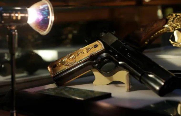 ZAŠTO MAFIJAŠI OBOŽAVAJU KIČ? Pogledajte samo njihove pištolje, stvarno šteta novaca