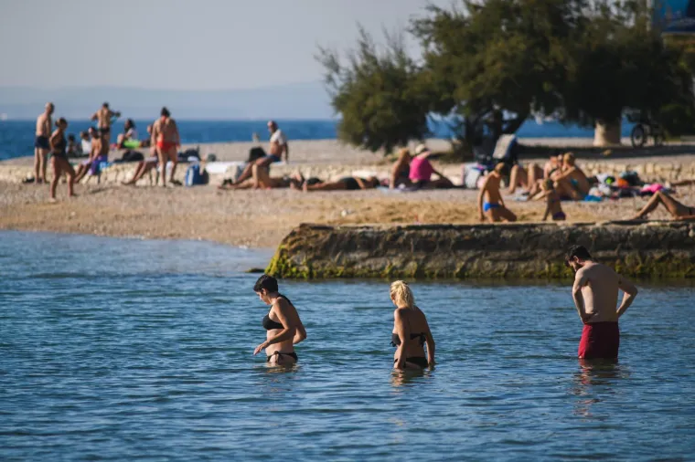 27.10.2019., Zadar - Uživanje u lijepom vremenu prije najavljene promjene, a sezona kupanja još traje. Foto: Marko Dimić/PIXSELL