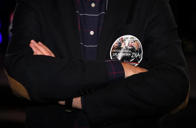 IZBORNI STOŽER KOLINDE GRABAR KITAROVIĆ: Ore se domoljubne pjesme, čeka se predsjednica