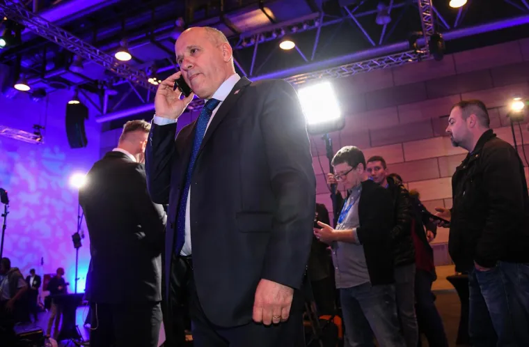 IZBORNI STOŽER KOLINDE GRABAR KITAROVIĆ: Ore se domoljubne pjesme, čeka se predsjednica