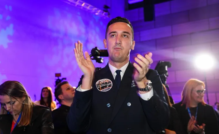 IZBORNI STOŽER KOLINDE GRABAR KITAROVIĆ: Ore se domoljubne pjesme, čeka se predsjednica