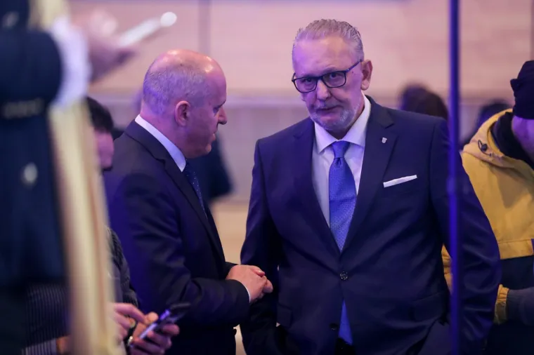 IZBORNI STOŽER KOLINDE GRABAR KITAROVIĆ: Ore se domoljubne pjesme, čeka se predsjednica